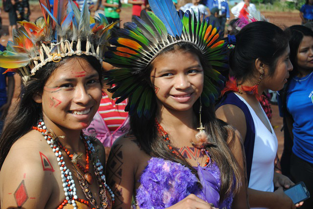 Com trajes típicos, jovens e adultos Guarani Kaiowá da aldeia Amambai comemoraram o Dia do Índio.