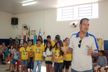Rotakids de Amambai faz festa no Dia das Crianças O presidente do Rotary de Amambai, Alexandre de Souza, e as crianças do Rotakids.