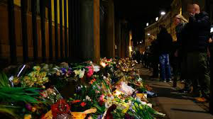 Abalados com os ataques deste fim de semana, cidadãos de Copenhague deixaram durante todo o dia flores e velas na porta dos locais dos atentados Giselle Garcia