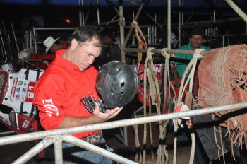 Peão Cody Hancock no Rodeio Internacional de Bonito.