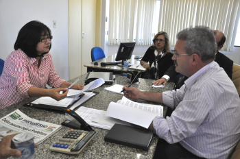 Geraldo durante audiência com a prefeita interina Délia Razuk.