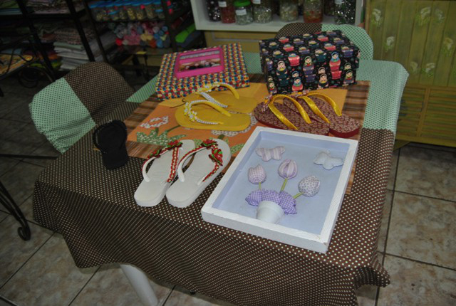 Barbarela Aviamentos e Papelaria; história de superação e carinho por Amambai Resultados dos cursos oferecidos pela Barbarela: chinelos bordados, caixas decoradas, bordados com fitas. Foto: Moreira Produções.