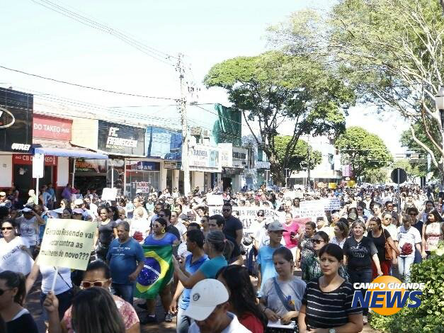 Em dia de manifesto, trabalhadores protestam contra deputado de MS Manifestantes seguem para frente do escritório do deputado Geraldo Resende (Foto: Helio de Freitas