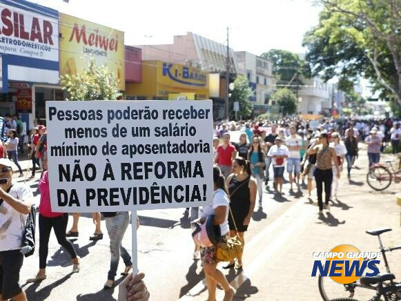 Em dia de manifesto, trabalhadores protestam contra deputado de MS Reforma da Previdência é alvo do protesto (Foto: Helio de Freitas)
