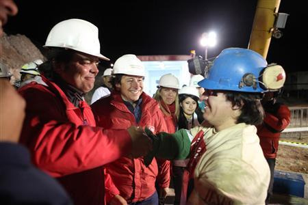 Florencio foi o primeiro a sair da cápsula especial construída para o resgate, pouco depois da meia-noite desta quarta-feira.