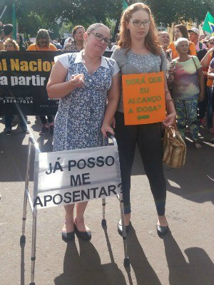 Mãe e filha em protesto contra reforma daPrevidência (Foto: Gabriela Pavão/ G1 MS)