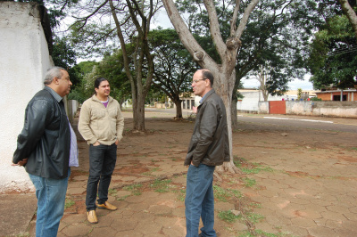 E/D- Vereador Carlinhos na companhia do diretor da escola, Paulo Fernandes, e o prefeito de Amambai, Sérgio Barbosa, durante visita a escola / Foto: Moreira Produções