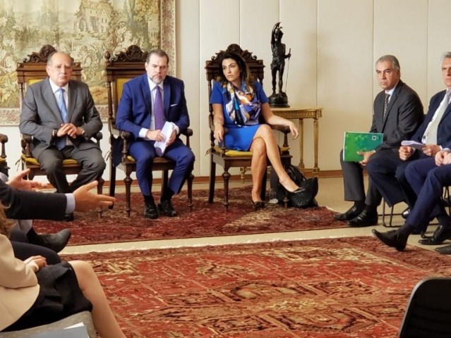 Governador Reinaldo Azambuja (PSDB), o primeiro do lado direito, durante reunião com o presidente do STF, ministro Dias Toffoli (segundo da esquerda para direita). (Foto: Clodoaldo Silva).
