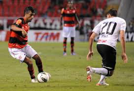 Com gol irregular, Flamengo bate o Corinthians no Rio