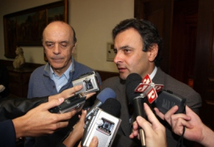 Aécio organiza em Minas megaevento de apoio a Serra Aécio Neves promove nesta quinta-feira um evento em Belo Horizonte para apoiar campanha de José Serra.