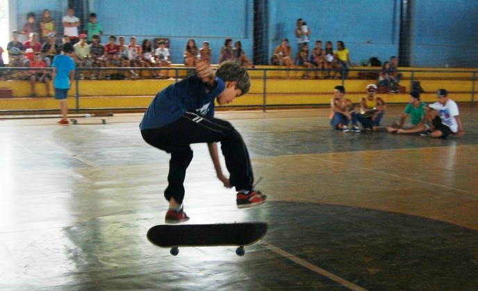 Skatistas de Amambai mostram talento em competição Evento aconteceu na Poliesportiva / Foto: Moreira ProduçõeS