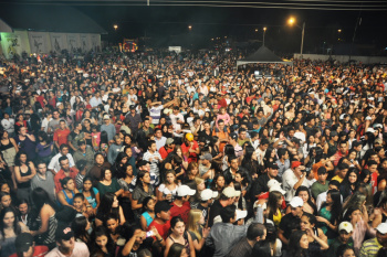 Aproximadamente 8 mil pessoas compareceram ao show em comemoração aos 62 anos de Amambai.