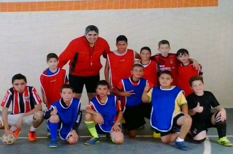 Crônica Esportiva Na Igreja Batista Central, tem escolinha de futsal todos os sábados.