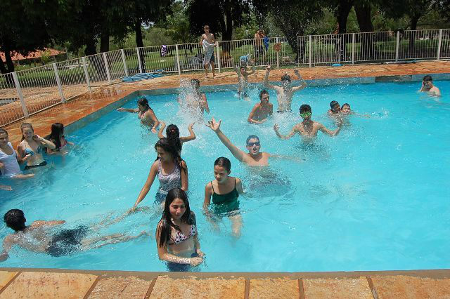 A piscina é uma das opções neste verão.