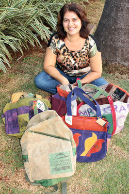 Monique Klein reaproveita materiais para confeccionar bolsas, sacolas e mochilas. 