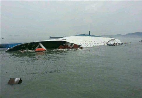 Primeiros corpos são retirados de navio afundado na Coreia do Sul