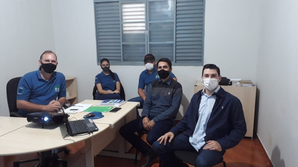 Ações em córregos de Amambai visam melhorar a qualidade ambiental Secretário de Meio Ambiente Luciney Bampi e equipe da SEMAI junto ao promotor de justiça, Michel Maesano Mancuelho.