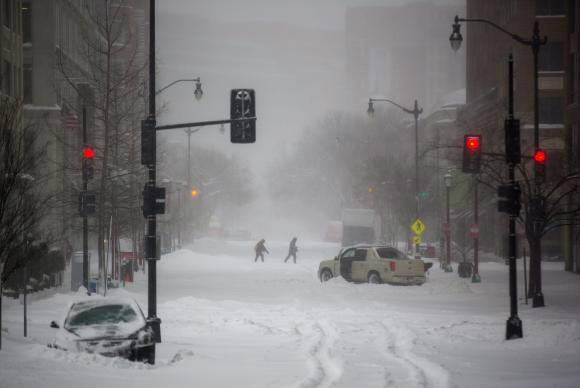 ^Washington é uma das regiões mais afetadas pela tempestade de neve - Agência Lusa/EPA/Jim Lo Scalzo/Direitos Reservados