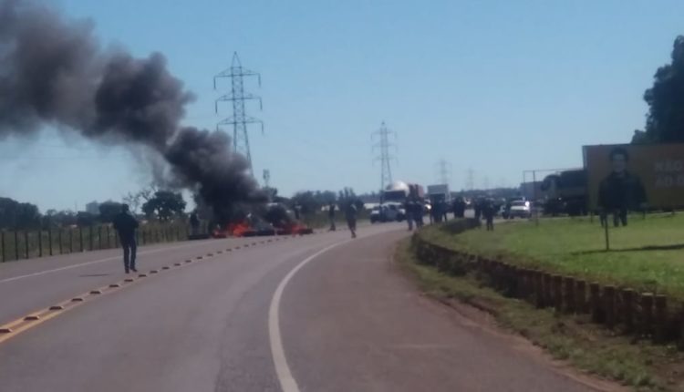 Caminhoneiros bloqueiam BR-163 em Campo Grande em protesto contra alta do diesel (Foto: Divulgação)