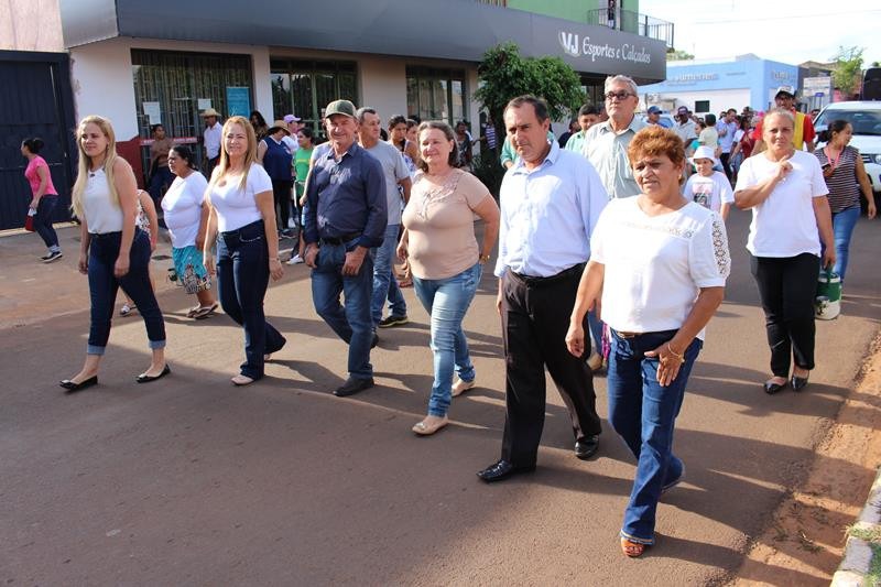 Centenas foram às ruas pelo fim da violência e cobrar segurança em Sapucaia Autoridades do Executivo e Legislativo Municipal local também participaram do ato.