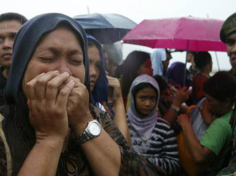 Sobreviventes do supertufão Haiyan em Tacloban, nas Filipinas, aguardam a ajuda internacional.REUTERS/Erik De Castro