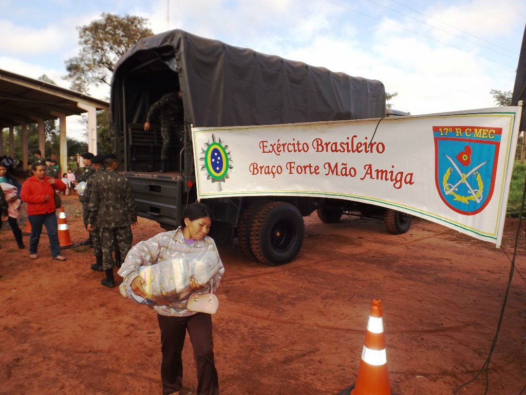 Regimento do exército realiza ação cívico social em aldeia de Amambai Foram distribuídas 1.900 cestas de alimentos à famílias da Aldeia Amambai.