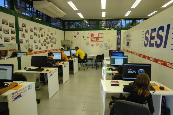 Vereadora Cida Farias solicita investimentos na Biblioteca Virtual do SESI Os computadores da biblioteca estão a disposição da população para trabalhos de pesquisa e projetos educativo / Foto: Arquivo/Moreira Produções