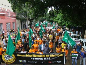 Manifestantes tomaram as ruas de Campo Grande na manhã desta quarta-feira / Foto: André Bittar