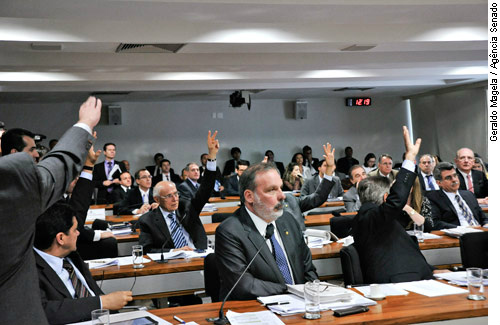 CAE aprova compensação aos estados por perdas na reforma do ICMS A aprovação do projeto de Bauer (PLS 106/2013 – Complementar) por um placar apertado – 12 votos contra 8 – foi cercada de polêmica quanto a sua constitucionalidade