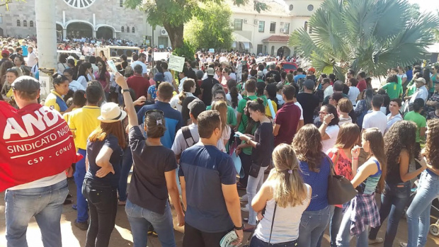 Trabalhadores tomam praça de Dourados em protesto contra desmonte da Previdência Foto: Cido Costa