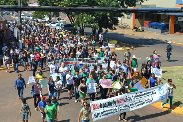 A passeata dos manifestantes chamou a atenção do comércio de Amambai.
