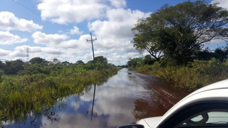 Um dos trechos de inundação na Estrada Parque (MS-228), entre Corumbá e o distrito do Porto da Manga