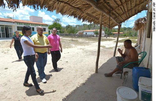 PEC do Orçamento Impositivo elevará recursos para estados e municípios Médicos em visita a povoado em Vargem Grande (MA): Orçamento impositivo amplia verbas para a saúde