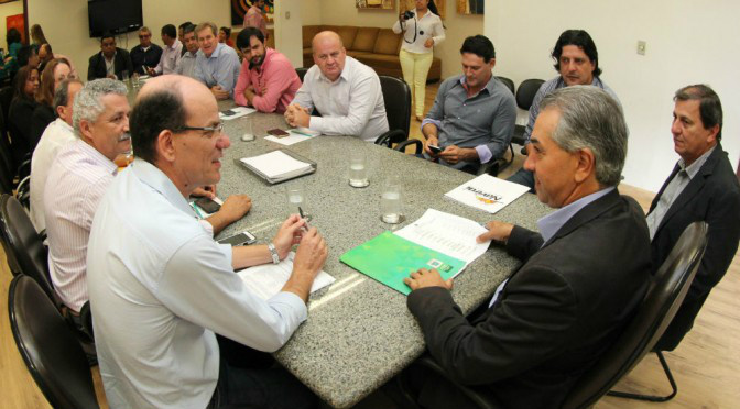 Governador de MS assume compromisso de ajudar municípios prejudicados pela chuva Governador de MS assume compromisso de ajudar municípios prejudicados pela chuva