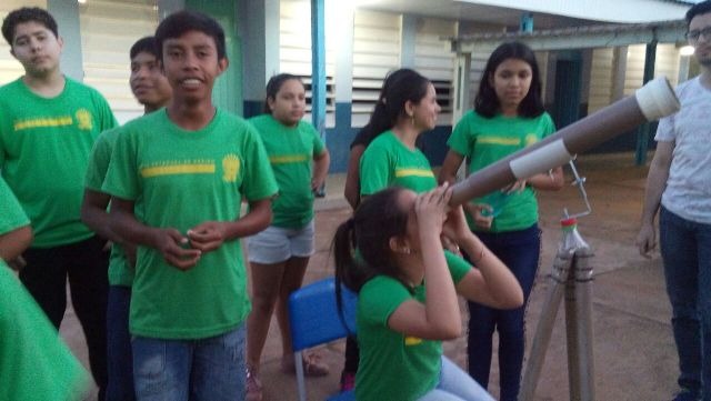Os alunos do ensino fundamental  puderam observar os astros através de telescópios no pátio da escola / Foto: Divulgação