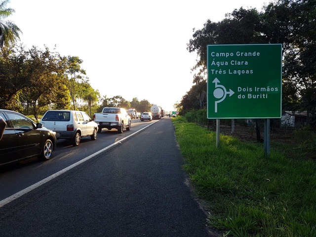 MST bloqueia rodovias em protesto pela prisão do ex-presidente Lula Expectativa é de que trecho será liberado no início da tarde - Foto: WhatsApp/Correio do Estado