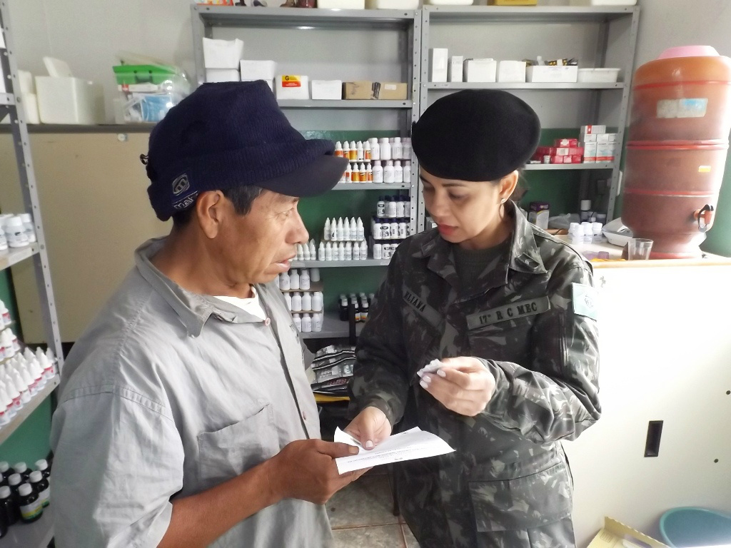 Regimento do exército realiza ação cívico social em aldeia de Amambai A distribuição de remédios foi feita pelos profissionais de saúde do exército.