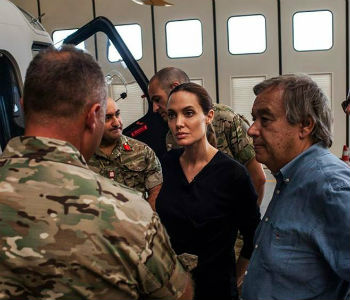 António Guterres (dir.) e Angelina Jolie conversam com pessoas que participaram do resgate em Malta. Foto: Acnur/P. Muller