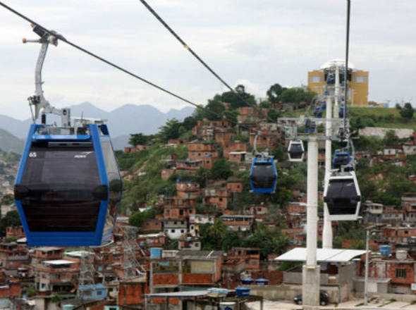 Ao inaugurar teleférico do Alemão, Dilma elogia políticas do governo Lula voltad