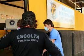 Ao colocar tornozeleira, jovem que atropelou e matou namorada prefere silêncio Rafael chegou à unidade da Agepen para por tornozeleira eletrônica escoltado por policiais civis e junto com outros presos (Foto: Kísie Ainoã)