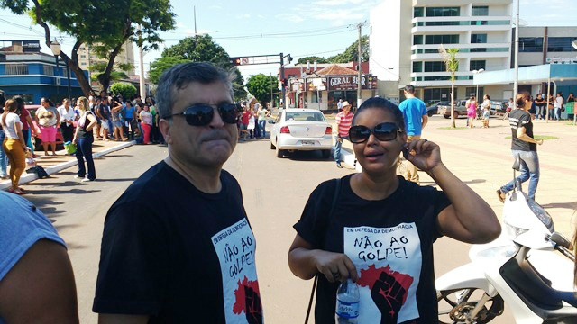 Mais de 1.000 pessoas protestam em Amambai contra a Reforma da Previdência (1) Jocimar Lomba e sua esposa, casal participou junto na manifestação.