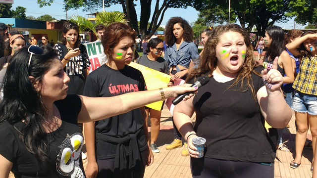 Alunos do ensino médio, acompanhados pela professora Ramona, encenaram esquete com posicionamento crítico e contrário à Reforma da Previdência.