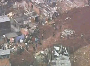 Após deslizamento de terra, prefeitura de SP interdita 50 casas Deslizamento deixa vítimas em São Paulo / Reprodução/TV Globo