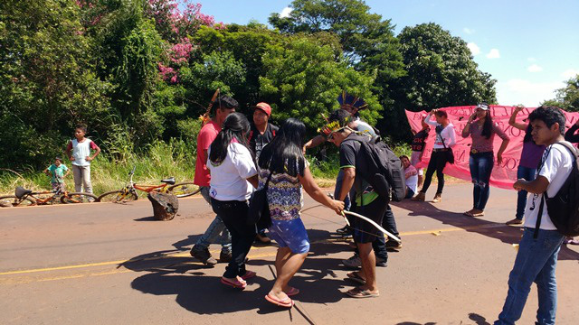 Mais de 1.000 pessoas protestam em Amambai contra a Reforma da Previdência (1) Com suas danças tradicionais, índios da aldeia Amambai também participaram.