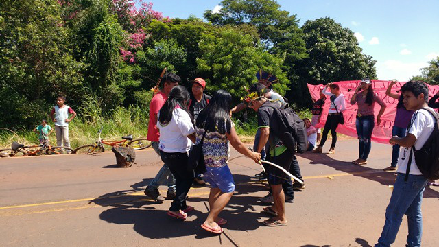 Com suas danças tradicionais, índios da aldeia Amambai também participaram.