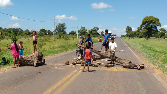 Na MS 156, Amambai/Tacuru, índios da aldeia Limão Verde bloquearam o tráfego de veículos durante toda a manhã.