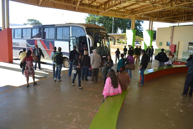 Procura por passagens aumenta no novo Terminal Rodoviário de Caarapó Momento de embarque e desembarque na rodoviária de Caarapó