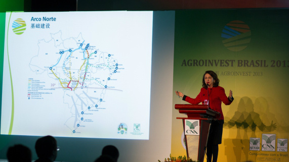 AgroInvest Brasil em Xangai comprova interesse chinês no agronegócio brasileiro O seminário AgroInvest Brasil 2013, promovido pela Confederação da Agricultura e Pecuária do Brasil (CNA), em Xangai, comprovou o enorme interesse da China pelo agronegócio brasileiro