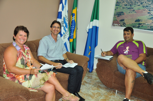 Prefeitura de Amambai investe em categorias de base Jaque, presidente da Fundesc (E), prefeito Dirceu Lanzarini e Miudinho.