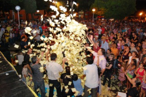 Sorteio da promoção de Natal da ACIA do ano de 2010. Promover o comércio local e premiar os consumidores são objetivos alcançados pela promoção. Foto: Moreira Produções.